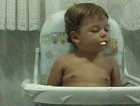 bebe dorminhoco muito engraçado!