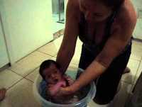 Bebê tomando banho de ofurô... muito engraçado! kkk