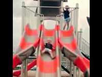 Garotinho encontra problemas para descer no escorregador