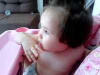 Bebe engraçado - Maria Cecilia faz bolhas na boca