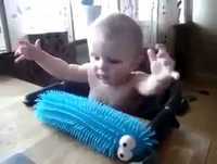 BEBÊ ENGRAÇADO NÃO GOSTA DO NOVO BRINQUEDINHO
