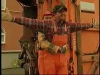 MANIA DE HUMOR COLETOR DE LIXO ROMANTICO E DANÇARINO COM O CAMINHÃO EM MOVIMENTO