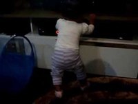 Muito engraçado, bebê de 11 meses dançando funk