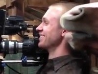 Cavalo enche saco de repórter videos engraçados, Animais Engraçados !