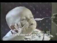 Bebê mais folgado do mundo! Engraçado!