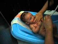 Bebê engraçado - o banho gostoso
