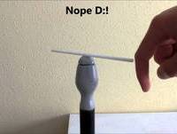 Cómo mover una pajita o sorbete sin tocarlo