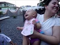 Bebê dando gargalhadas