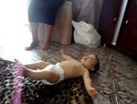 Bebe  de 6 meses engatinhando de costas