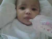 bebe engraçado fazendo caretas