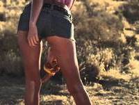 Suposto anúncio de lanchonete "banido por ser sensual demais" faz sucesso na internet