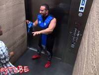 Mortal Kombat no elevador faz apanhados hilariantes
