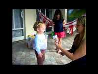 Bebê engraçado leva um susto