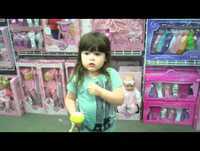 Menininha questionando o sexismo da indústria de brinquedos (legendado)