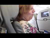 Grupo de passageiros canta  Robocop Gay  para Feliciano   - É de chorar de rir