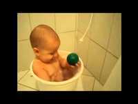 Risada de bebê   tomando banho no balde   muito engraçado