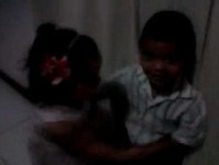 Bebe dançando bebado.