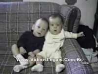 Bebê rindo de soluço do outro