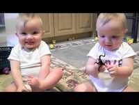 Bebês gêmeos imitando o espirro do pai *VÍDEO ENGRAÇADO