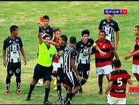 Jogador se revolta com expulsão de colega na Copa SP de Futebol Júnior