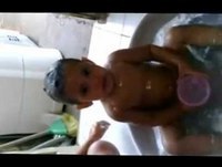 Bebê tomando banho e brincando- MUITO ENGRAÇADO