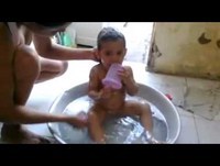 Bebê tomando banho e brincando- MUITO ENGRAÇADO parte 2