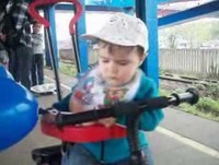 bebê com muito sono, muito  engraçado