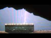 Supostos ovnis paralisam jogo de futebol americano