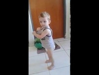 Bebê impressionado..engraçado