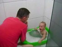 BEBE RINDO NO BANHO COM O PAI
