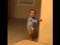 Menino dançando engraçado