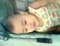 bebe engracado se diverte com a irma