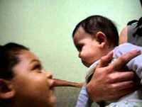 Bebês rindo... (2 babies laughing)