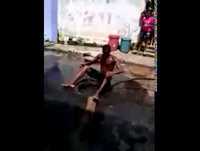 Olha o que o cara fez para desentupir o esgoto