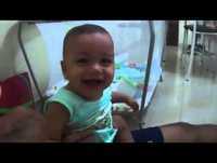 Bebê rindo muito!!! Quem é o cantor Video Engraçado!! OFICIAL