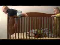 Bebe ninja escapando do berço. Bebes engraçados