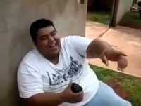 Gordo quase explode rindo