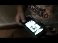 criança engraçada falando no celular