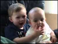 VIDEO ENGRAÇADO- BEBÊ  MORDE O DEDO DO SEU IRMÃO.