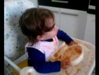 BEBE ENGRAÇADO VITORIA KAROLINA PRIMEIRA REFEIÇÃO SOZINHA