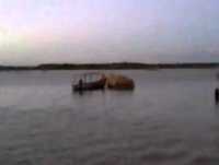 Caminhão carregado de coco caia da balsa em Barra do Tarrachil -BA