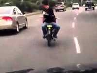 Motoqueiro sem as Mãos - Videos Engraçados 2015 Videos cacetadas