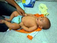 muito engraçado,bebe se diverte quando o pai tira sua fralda.