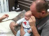 Bebê altas gargalhadas - Papelzinho rasgado mais engraçado do mundo!