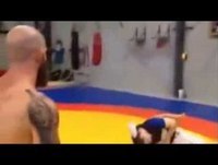 Lutador machão vai tirar satisfação com novo aluno e olha só...