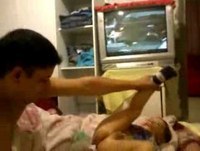 trocando o bebe do papai