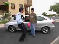 Agente faz pouco de condutor