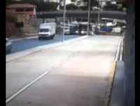 Impáctantes imágenes del momento en que caía el viaducto