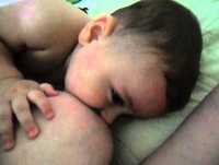 bebe engraçado discutindo a relação