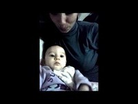 Bebe engraçado imitando a mamâe